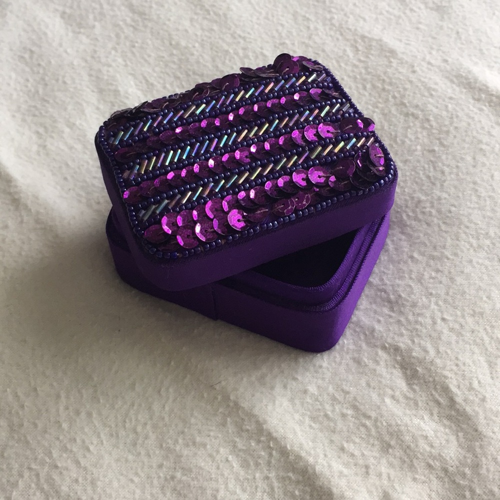 Small accessory box